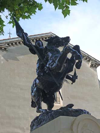 Imagini pentru statue jeanne d'arc  Rognonas