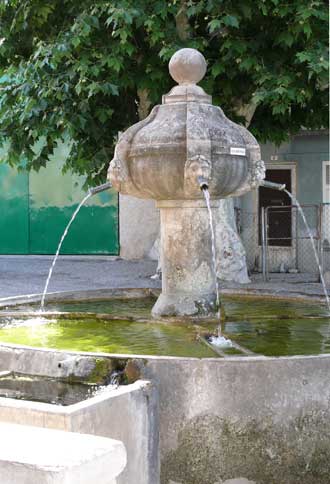 Valensole.-Fontaine